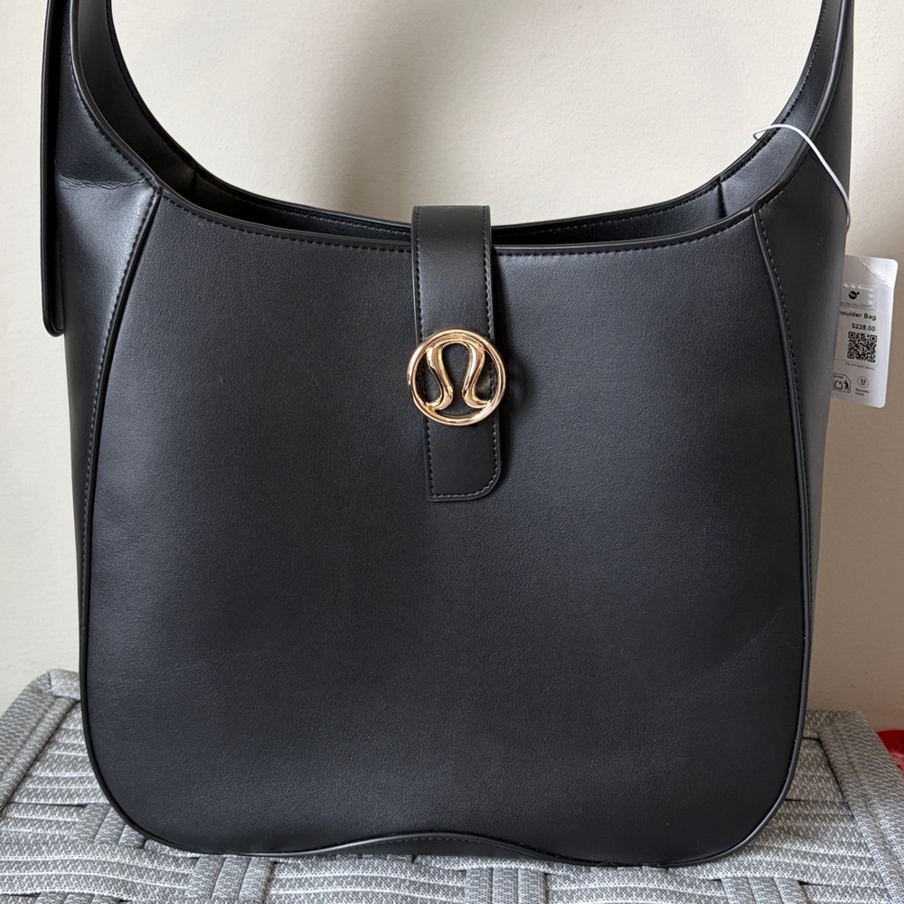 Lululemon Leather Alternative Shoulder Bag Black Gold 8L Dust Bag Pockets NEW - Picture 4 of 15